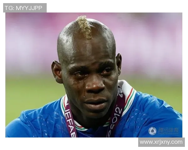 足球明星在比赛中情绪失控泪洒赛场感人瞬间引发球迷共鸣 足球明星在比赛中情绪失控泪洒赛场感人瞬间引发球迷共鸣